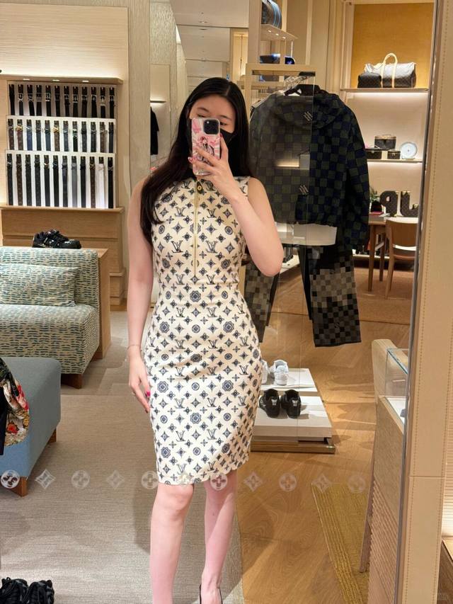 Louis Vuitt*N 25Ss春夏新款 经典满印老花连衣裙丨独家Yb开发！高版出品！优雅白富美气质撞色翻领设计带点高智感金属拉链和拉链头部分增加了一丝摩登