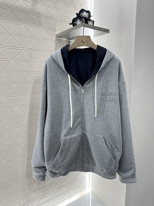 Miumi*2025新品上架 两面穿连帽外套短裙套装 定制Yb斜纹全棉环保再生尼龙材质 舒适透气 挺括有型 棉料尼龙蓝灰两面穿 连帽拉链外套裁剪 时髦休闲 胸前
