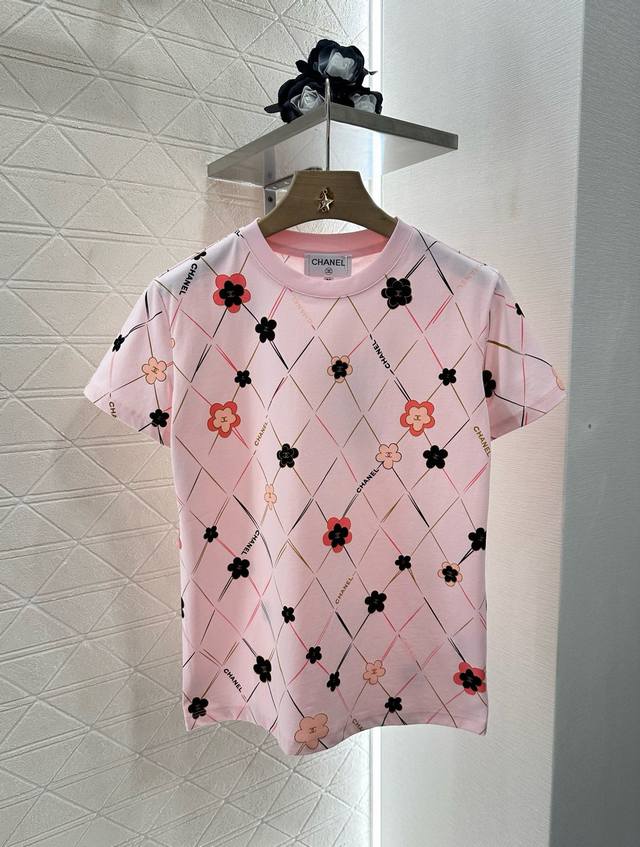 Chane*2025新品上架 菱格山茶花 定制Yb丝光全棉材质 柔软亲肤 舒适有型 常规短袖版型 通体菱格分布线条印花纹理 穿插不同大小样式的山茶花和双C图案