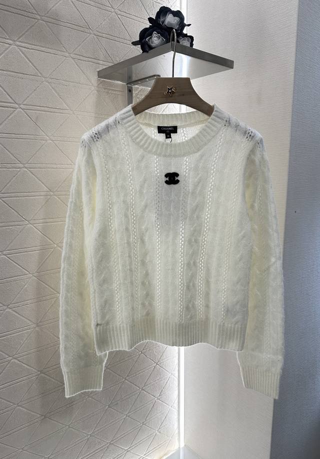 Chane* 新品上架 麻花编织套头毛衣 定制Yb羊毛纱线织造 质感高级 舒适柔软 肌理明显 圆领落肩长袖毛衣 突出温柔气质 领口袖口螺纹包边 胸前双C标识装饰