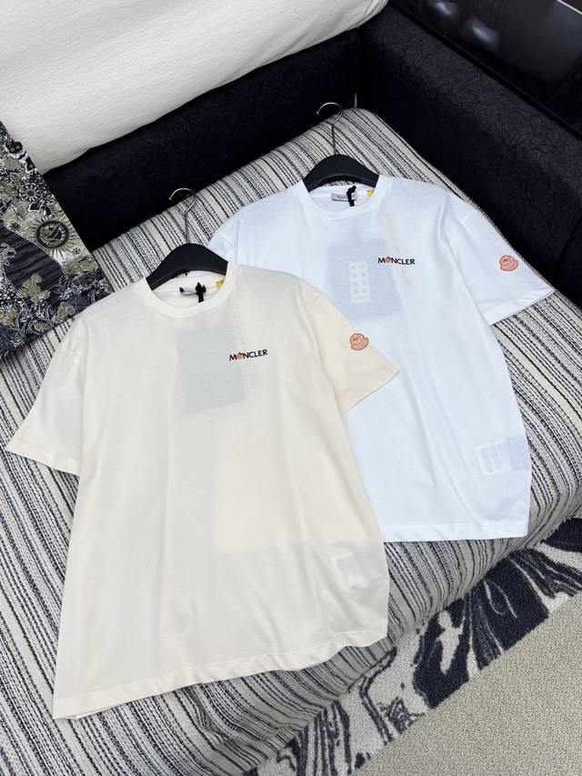 爆款现货 原单品质 Mon*｜25新品圆领刺绣短袖T恤 精致常规版型上身显瘦！低调奢华！ 时髦精必备单品解锁所有穿搭！ 认准我家品质！经典单品时髦又高级 经典版