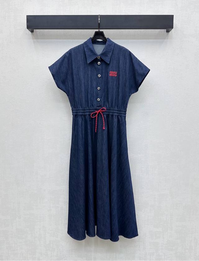Miumi*2025新品上架 阔袖牛仔连衣裙 定制Yb进口全棉牛仔材质 舒适透气 质感十足 饰以半开襟钮扣调节方便穿脱 胸前点缀标志性字母徽标装饰 彰显品牌调性