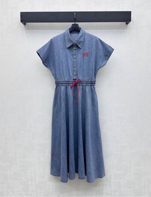 Miumi*2025新品上架 阔袖牛仔连衣裙 定制Yb进口全棉牛仔材质 舒适透气 质感十足 饰以半开襟钮扣调节方便穿脱 胸前点缀标志性字母徽标装饰 彰显品牌调性