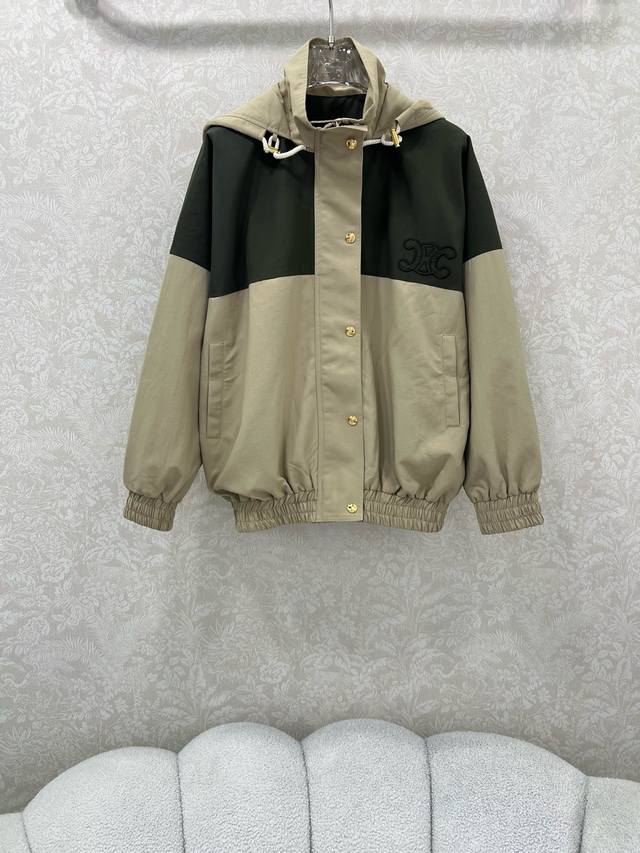 Celin*25早秋新品拼色冲锋衣外套 既能当冲锋衣又能当卫衣穿！！定制五金 凯旋门金属拉链头 不会很厚重，正好适合早秋的天气穿，宽宽松松的版型，上身很有慵懒感