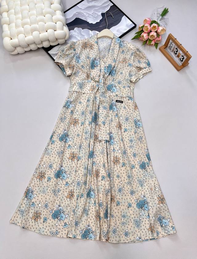 Miumiu2025新款系带碎花复古连衣裙，定制Yb进口斜纹绸材质 垂顺光泽 舒适宜人 系带蝴蝶结短袖连衣裙剪裁 通体清新碎花花卉图案满印 彰显法式浪漫风情 映