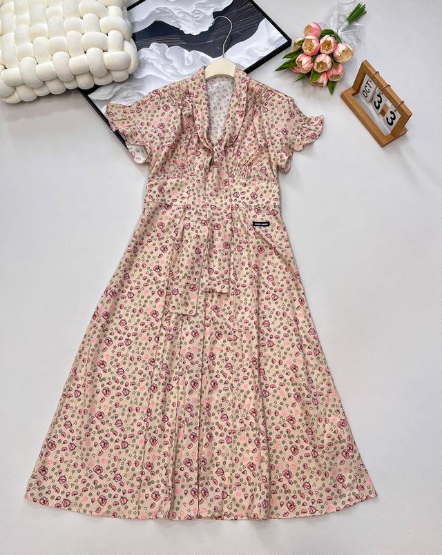 Miumiu2025新款系带花边袖口碎花长裙，定制Yb进口斜纹稠材质 冰爽透气 舒适有型 系带泡泡袖连衣裙版型 领口飘带蝴蝶结与木耳花边袖口协同作用 美化头肩和