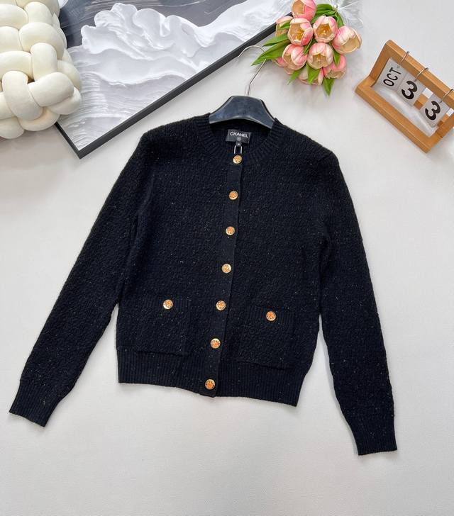 Chanel2025新款立体纹理针织开衫 定制Yb羊绒纱线织造 质感高级 舒适柔软 圆领针织开衫剪裁 通体立体彩色纱线颗粒感配合微镂空肌理 再以螺纹包边 轻松突