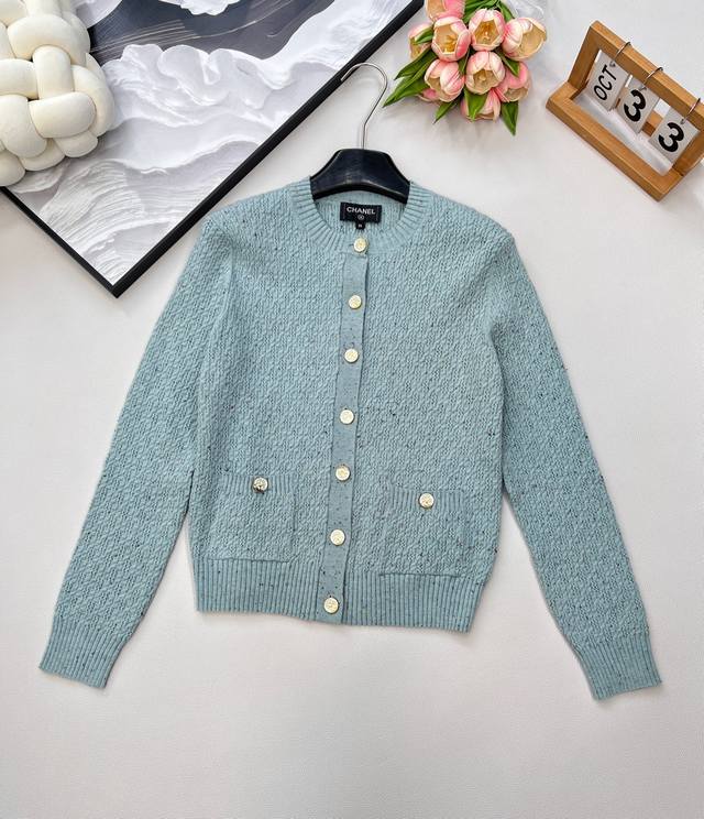 Chanel2025新款立体纹理针织开衫 定制Yb羊绒纱线织造 质感高级 舒适柔软 圆领针织开衫剪裁 通体立体彩色纱线颗粒感配合微镂空肌理 再以螺纹包边 轻松突
