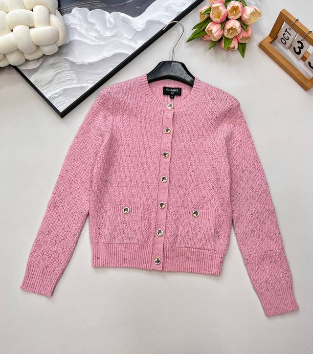 Chanel2025新款立体纹理针织开衫 定制Yb羊绒纱线织造 质感高级 舒适柔软 圆领针织开衫剪裁 通体立体彩色纱线颗粒感配合微镂空肌理 再以螺纹包边 轻松突