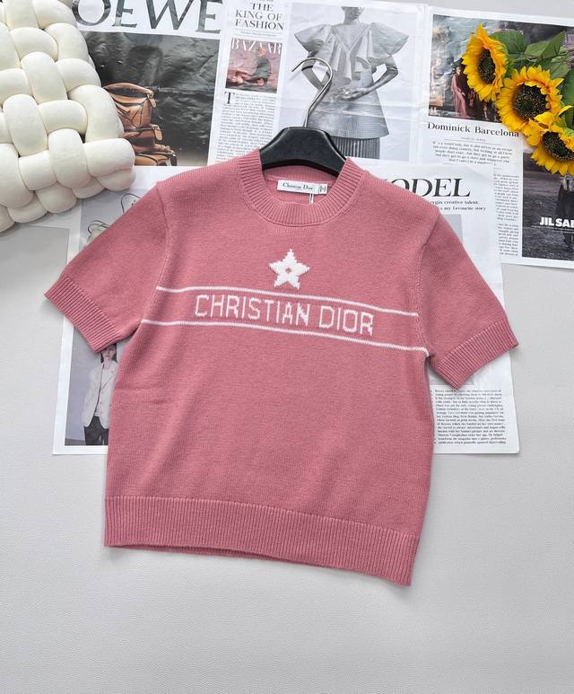 Dior2025新款星星针织短袖，定制Yb羊绒纱线织造 质感高级 舒适柔软 圆领短袖上衣剪裁 密实针织细腻凸显品牌质感 领口袖口螺纹包边与衣摆相呼应 胸前五角星