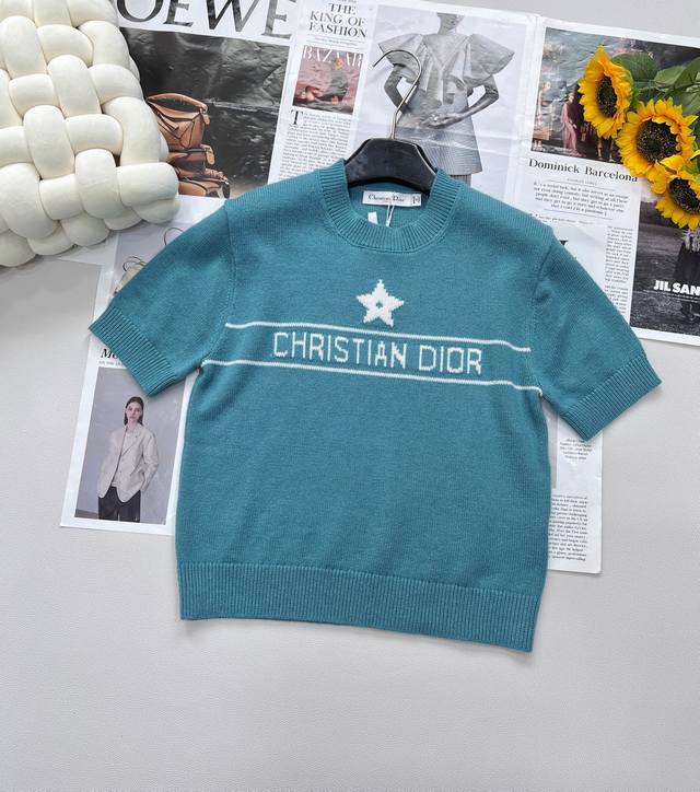 Dior2025新款星星针织短袖，定制Yb羊绒纱线织造 质感高级 舒适柔软 圆领短袖上衣剪裁 密实针织细腻凸显品牌质感 领口袖口螺纹包边与衣摆相呼应 胸前五角星