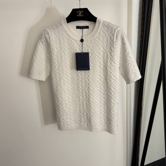款号20254013 Lv*新款 Logo提花套头短袖针织衫，白色，黄色，蓝色，杏色，藏蓝色，36 38 40， 38码；胸围78，袖长25，长55
