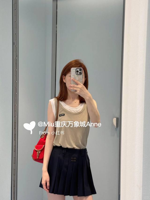 Miumi* 25Ss春夏新款 汔军蓝学院风少女压褶短半裙丨独家Yb开发！高版出品！进口斜纹精纺面料质感超赞！复古学院风文艺少女必入单品！定位贴布刺绣字母，版型