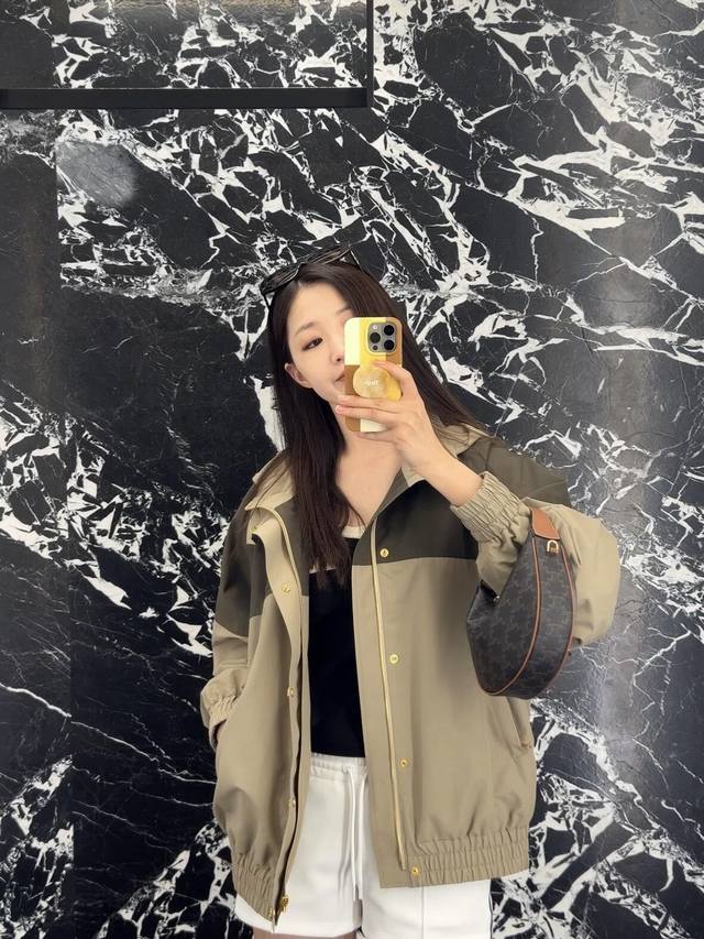 Celin* 25Fw早秋新款 凯旋门连帽防晒冲锋外套丨独家Yb开发！高版出品！连帽长袖拉链外套 大身棕绿色系松弛中性 充满户外休闲气息 袖口衣摆弹力松紧 轻松