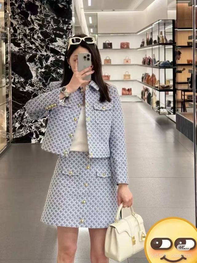 Celin* 25Fw早秋新款 凯旋门老花刺绣翻领夹克外套+短裙套装丨独家Yb开发！高版出品！翻领短款夹克裁剪 拉链开襟翻盖口袋 搭配通体满印凯旋门刺绣 耐看高