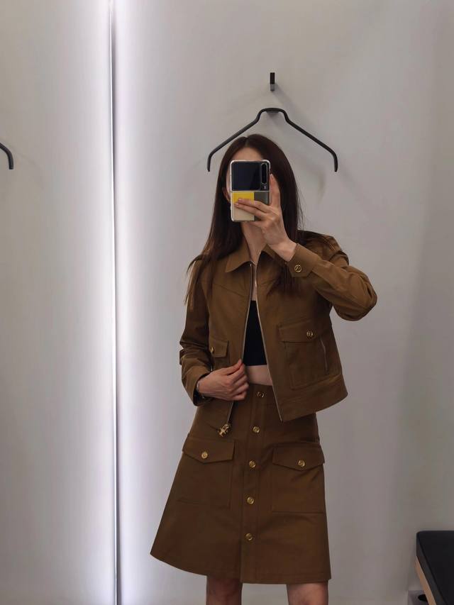 外套 半裙 Celin* 25Fw早秋新款 凯旋门工装风夹克外套+半裙套装丨独家Yb开发！高版出品！酷酷帅帅的卡其色小外套 上身超显瘦 捕捉明媚夏日到优雅初秋的
