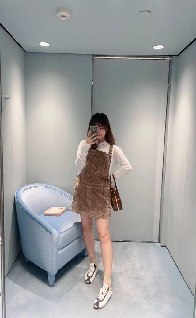 Miumi* 25Ss春夏新款 工装风字母刺绣丝绒背带裙丨独家Yb开发！高版出品！采用进口丝绒面料，质感柔软，细腻舒适。水洗做旧效果，满是复古韵味。金属扣饰与口