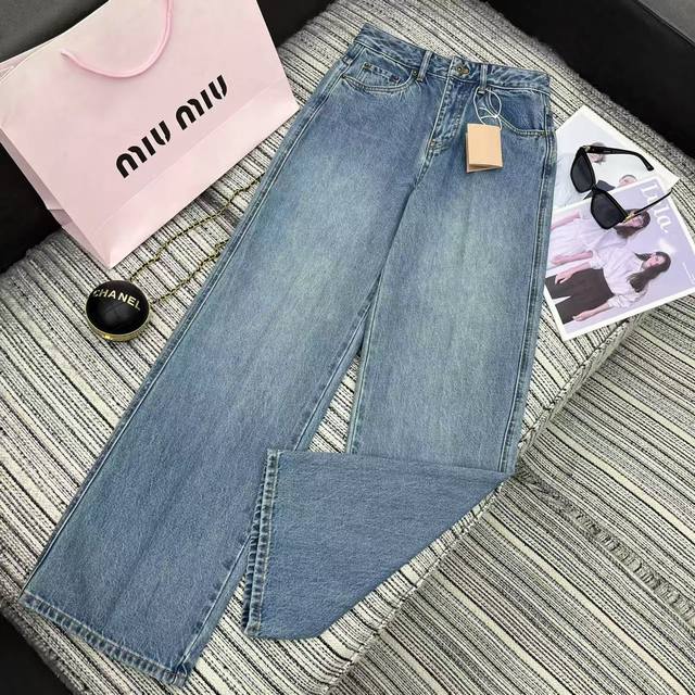强烈推荐 25年春夏系列 Miu*新款牛仔直筒裤字母贴布绣撞色口袋 洗水颜色好看 24-30 。