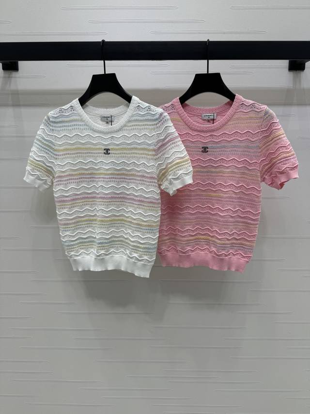 上新原单高端品质 Chane* 2025春夏最新系列！条纹圆领针织短袖！定制进口纱线织造 弹力舒适 透气好穿 圆领针织短袖通体不规则条纹排列 撞色条纹交织丰富层