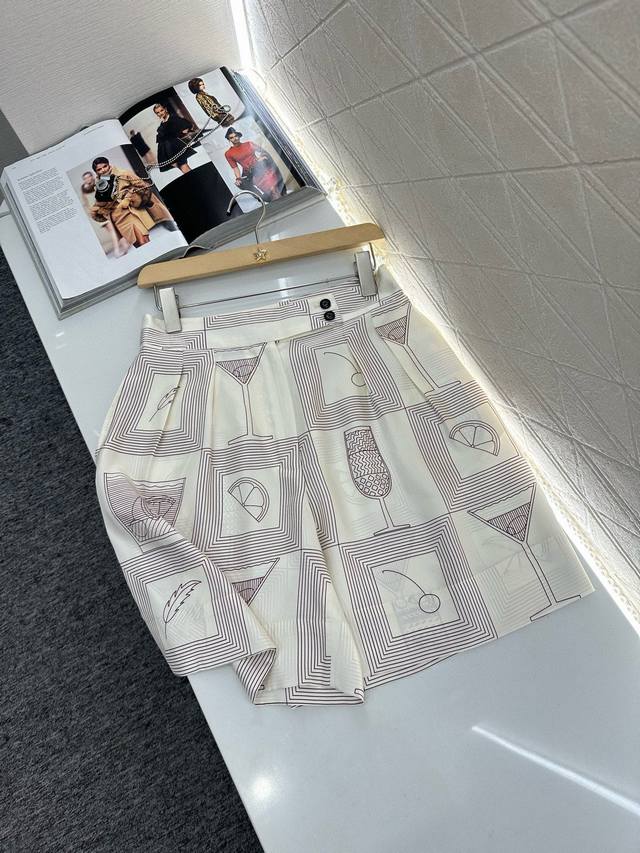 Loro Pain*2025新品上架 真丝连帽印花外套短裤套装 定制Yb进口百分百桑蚕丝材质 重磅工艺处理 不易抽丝或者难打理 穿搭舒适 透气养肤 连帽拉链外套