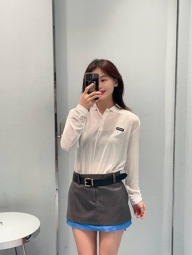 Miumi*25Ss春夏新款 微标Polo领打底衫丨独家Yb开发！高版出品！简单又乖巧显瘦好穿0出错的单品，这个面料织法细腻密 轻薄 舒适 手感好，所以上身柔软