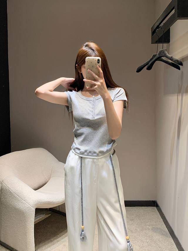 Miumi* 25Ss春夏新款 刺绣棉质短袖+天丝牛仔阔腿套装丨独家高版出品！刺绣棉质短袖，简直是少女心爆棚！搭配的天丝牛仔阔腿裤，简直是显瘦神器+时尚利器！裤