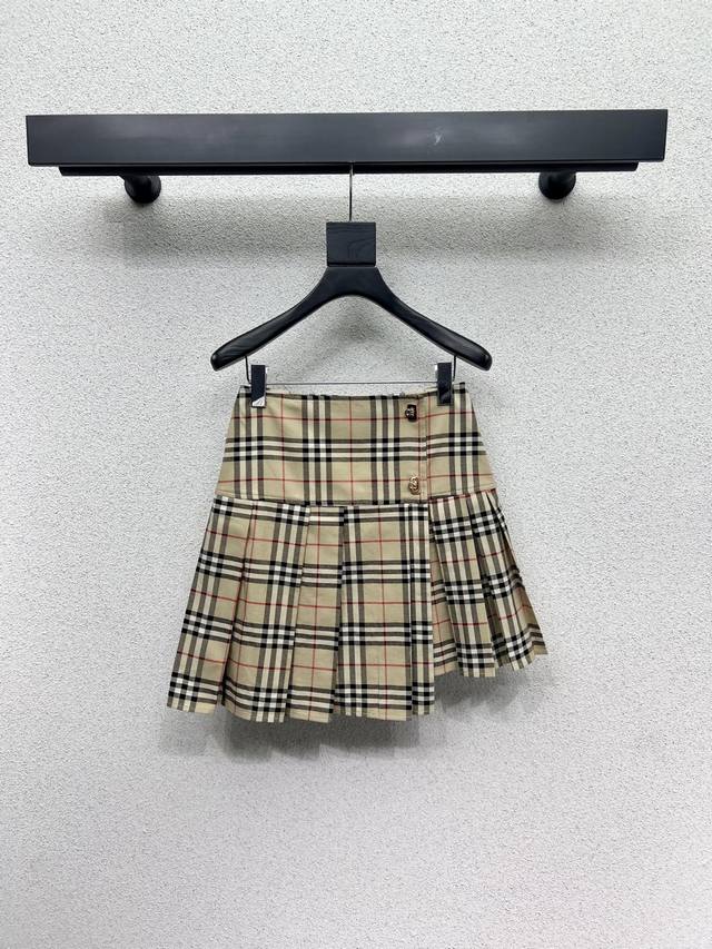 巴宝莉经典格子短款半裙 经典款设计，上身精致又干练得体 搭配起来随心应手！定制的进口面料挺括有型，满满的高级感。质感十足，时尚潮流 推荐入手！ 做工品质看细节