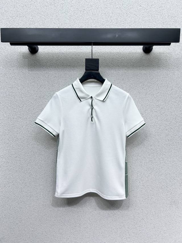 D家一系列款侧边条纹学院风Polo短袖上衣 时髦低调气质又奢华高级！版型百搭不挑人，原版定制面料 做工品质看细节。白富美必入！强烈推荐 高品质 尺码Sml.