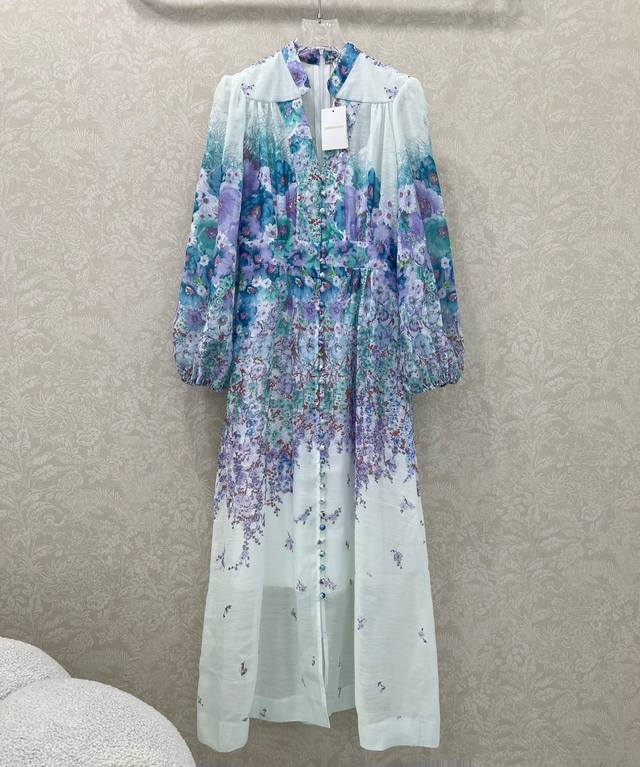 Zimmerman*兹 默曼 25新款V领定位花卉图案连衣裙，选用纯棉混纺面料制成，繁花簇锦的花色视觉效果拉满 非常别致的印花图案 灯笼袖设计 正面中央门襟饰整