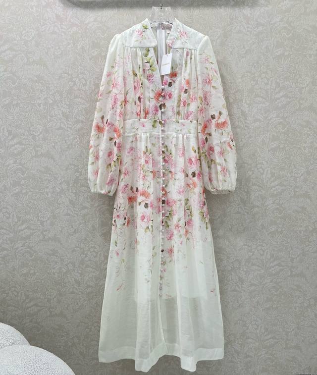 Zimmerman*兹 默曼 25新款V领定位花卉图案连衣裙，选用纯棉混纺面料制成，繁花簇锦的花色视觉效果拉满 非常别致的印花图案 灯笼袖设计 正面中央门襟饰整