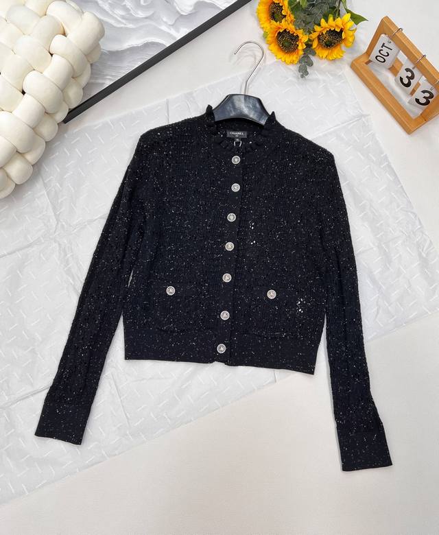 Chanel2025Ss新款花边镂空针织开衫。定制Yb羊绒纱线织造 质感高级舒适 针织长袖开衫剪裁 通体竖状分布 钩针纹理和镂空设计交织 袖口下摆螺纹包边包裹
