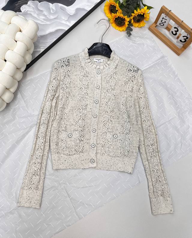 Chanel2025Ss新款花边镂空针织开衫。定制Yb羊绒纱线织造 质感高级舒适 针织长袖开衫剪裁 通体竖状分布 钩针纹理和镂空设计交织 袖口下摆螺纹包边包裹
