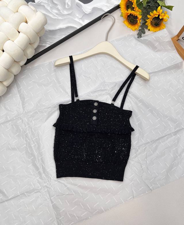 Chanel2025新款针织层叠花边吊带。定制Yb羊绒纱线织造 细腻肌理 透气舒适 针织吊带剪裁 细肩带增添时尚调性 通体纯色 以层叠立体花边分割胸腹 胸前纽扣