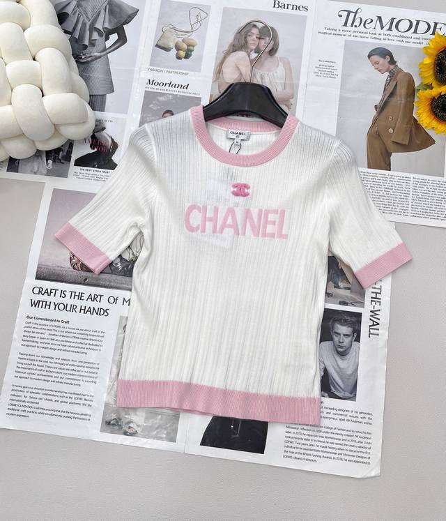 Chanel小香竖条纹字母提花针织短袖，这款竖条纹字母提花圆领针织短袖，把经典与清新玩出花 马卡龙条纹配色超绝，像把春日彩虹穿身上，活力又甜酷~ 竖条纹理自带立