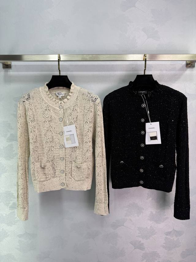 Ch*2025新款针织开衫 精致镂空花纹设计配双C扣 立体木耳花边领口 常规版型 凸显身材更显瘦洋气 百搭款式不挑年龄肤色 适配减龄时髦复古风格！2色3码Sml