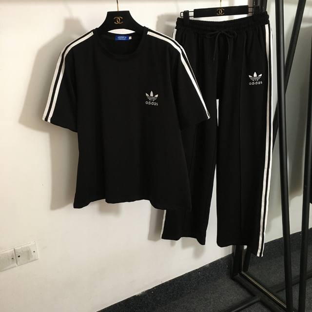 款号 5149 Adidas新款运动套装，三叶草字母浮雕Logo 短袖T恤+条纹织带边休闲长裤，白色，黄色，绿色，荧光绿，蓝色，黑色，红色，深蓝色，玫红色，米白