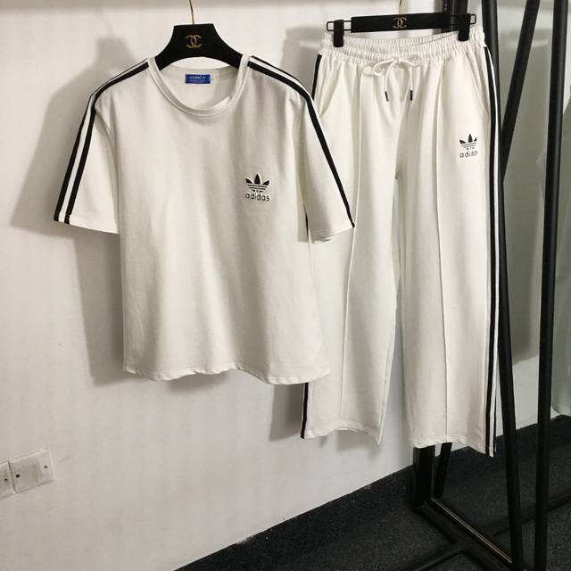 款号 5149 Adidas新款运动套装，三叶草字母浮雕Logo 短袖T恤+条纹织带边休闲长裤，白色，黄色，绿色，荧光绿，蓝色，黑色，红色，深蓝色，玫红色，米白