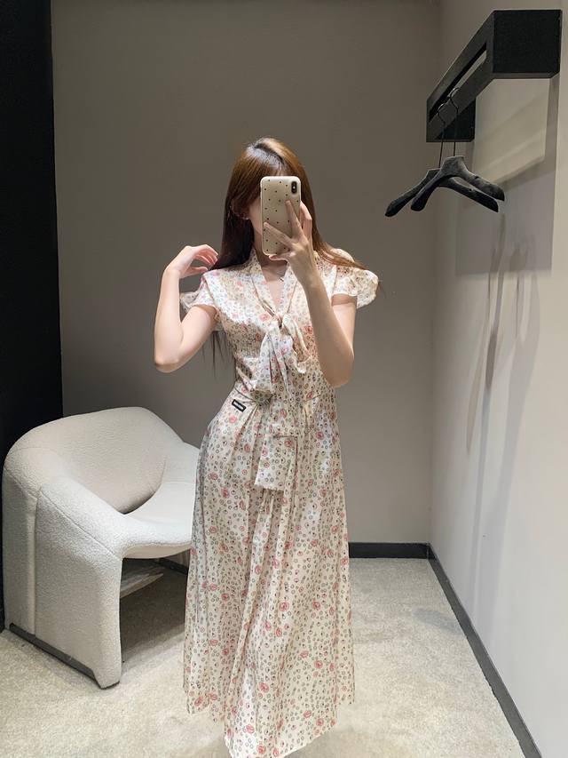 Miumi* 25Fw早秋新款 花卉印花V领系带蝴蝶结收腰长款短袖连衣裙丨独家高版出品！整体超级有气质撞色V领设计减龄 上身显瘦显高巨显气质 浪漫百搭又时髦 配