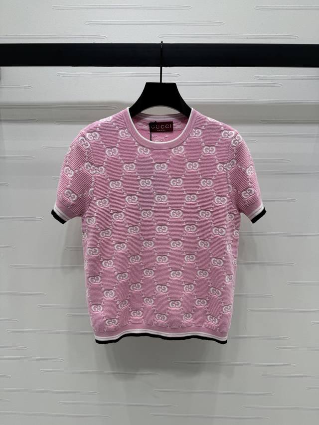 上新原单高端品质 Gucc* 2025春夏最新系列！Gg提花Logo圆领针织短袖！定制Yb羊毛针织材质 舒适软糯 柔软有型 圆领领开衫剪裁 领口袖口和衣摆密织螺