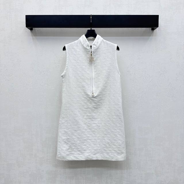 Louis Vuitto*2025新品上架 压花牛仔背心裙 定制Yb进口斜纹棉牛仔材质 透气舒适有型 通体满铺四叶草字母徽标暗纹图案 彰显品牌调性 直筒版型配合