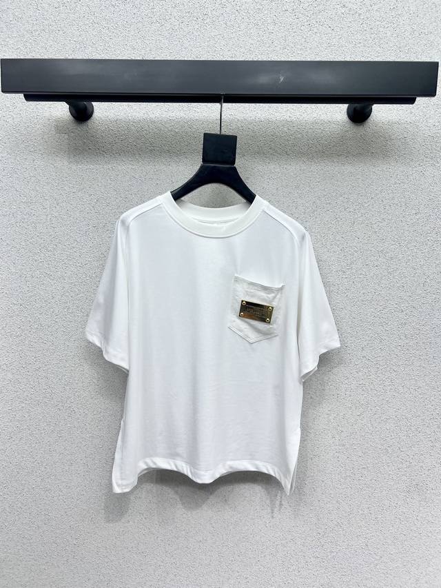 L家口袋铁标短袖T恤 日常推荐百搭单品 短袖基础款 版型非常不挑个 经典老花图案百穿不厌 纯棉面料 搭配各种外套都是加分时髦 日常穿着搭配无局限怎么穿都很减龄