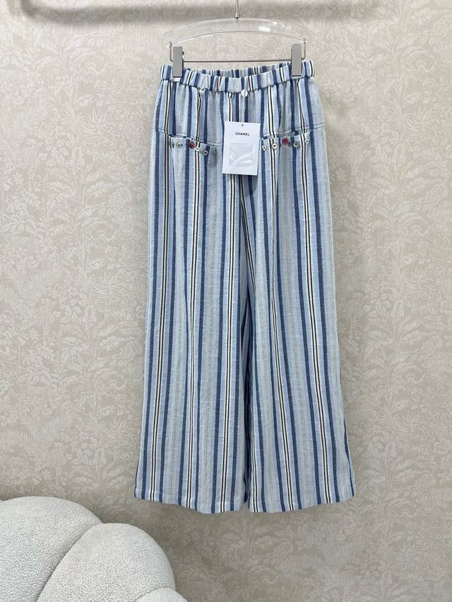 Chan*L25新款亚麻中古风条纹长裤！博主同款爆款松弛贝壳扣条纹休闲裤 定制的条纹面料时髦超级百搭 天然的彩色贝壳扣元素融入条纹 松弛度假穿搭天花板 举行绝了