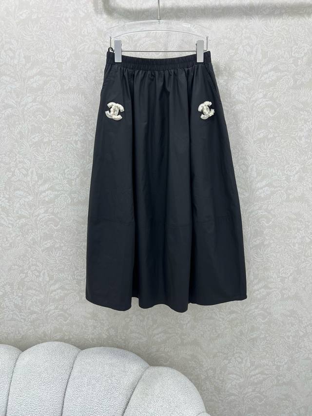 Chan*L 25新款中古风双C图案装饰半裙 很好看又时髦 加上双C贴布不会沉闷 反而是减龄有活力的 上下拼接式剪裁 整个裙摆用量很大 上身立体感十足 长度在膝