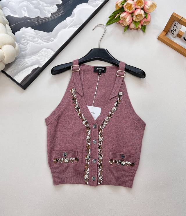 Chanel2025Ss新款钉珠针织背心马甲，定制Yb羊毛纱线织造 细腻柔软 弹力十足 亮色多彩V领马甲版型 露出锁骨更显瘦 螺纹包边立体山茶花亮片钉珠装点精致