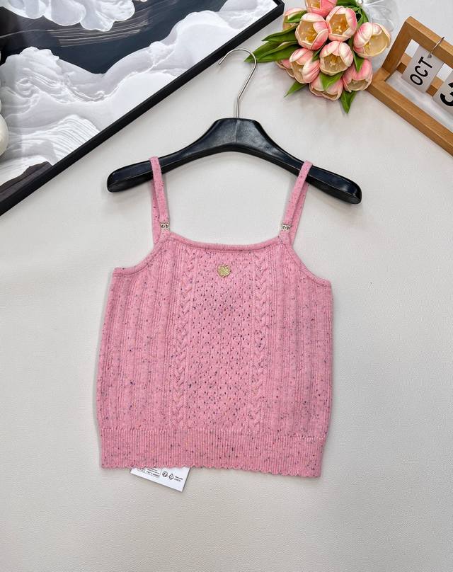 Chanel25A手工坊系列新款 针织吊带背心丨独家高版出品！针织吊带背心剪裁 细肩带配水钻双C带扣设计 增添时尚调性 通体两色可选 清新甜美 细致螺纹搭配间隔