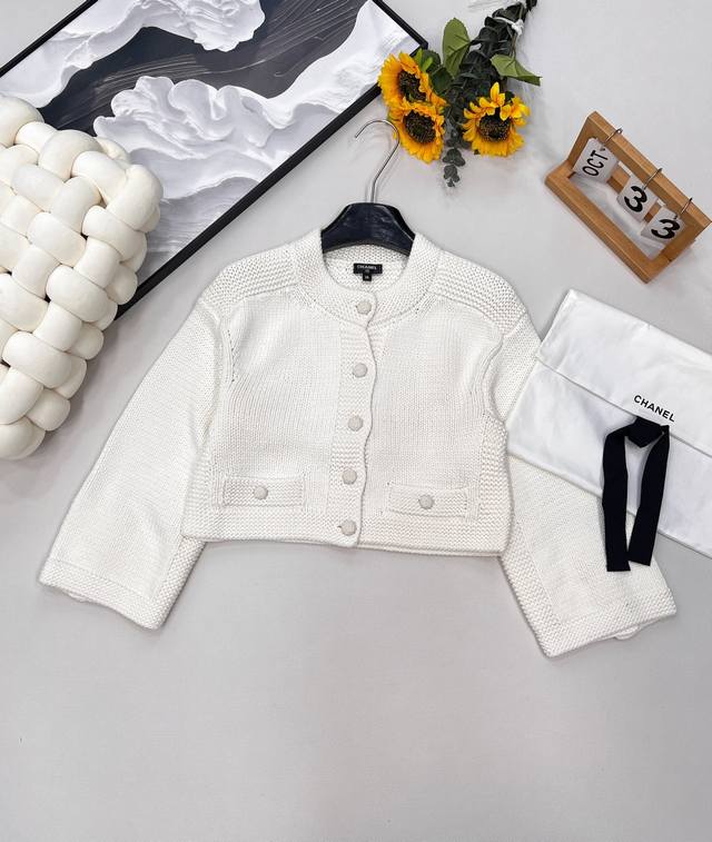 Chanel25A手工坊系列短款廓形针织开衫， 全网独家Yb开发，高版品质超绝！粗纹路织法，质感肉眼可见，柔美氛围拉满。 精致阔版小短款设计，上身轻松拿捏轻奢时