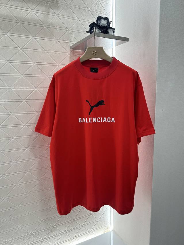 Balenciag*2025新品上架 圆领印花 定制Yb原生全棉材质 透气舒适 质感十足 宽松落肩短袖T恤裁剪 凸显品牌格调 采用克重纯棉制成 略带有弹力 呈现