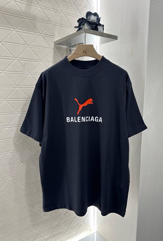 Balenciag*2025新品上架 圆领印花 定制Yb原生全棉材质 透气舒适 质感十足 宽松落肩短袖T恤裁剪 凸显品牌格调 采用克重纯棉制成 略带有弹力 呈现