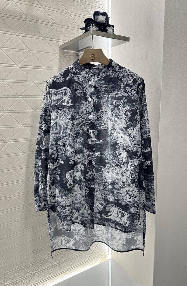 Dio*2025新品上架 印花长款衬衫 定制Yb斜纹全棉材质 质感光泽 舒适透气 小立领衬衫剪裁 通体满印动植物自然丛林元素 配色清淡颇具新中式风格 同时呼应炎