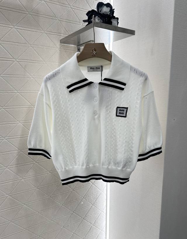 Miumi*2025新品上架 短款翻领针织上衣 定制Yb丝毛纱线织造 质感舒适 镂空透气 翻领半开襟短袖剪裁 通体利用钩针肌理交织 勾勒出竖状条纹碰撞 胸口刺绣